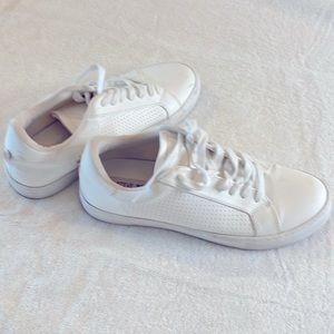 Steve Madden white sneakers Sz 8.5 super comfy and GUC